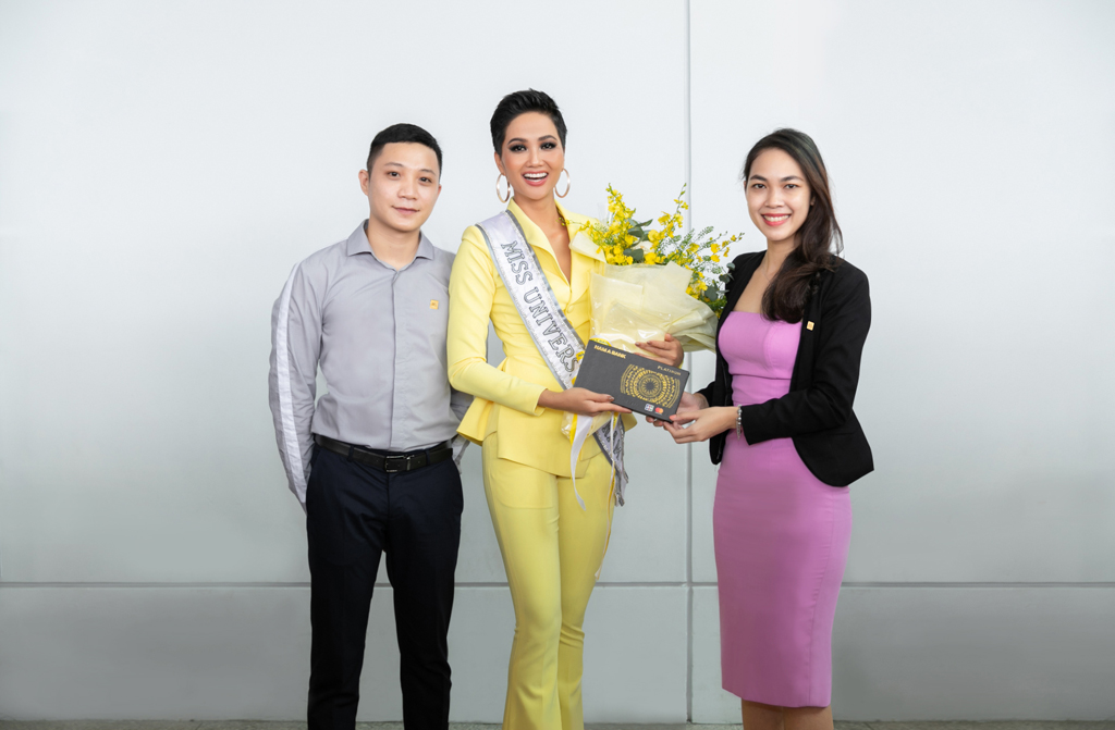 Đại diện Nam A Bank đến tiễn tại sân bay và chúc Hoa hậu H'Hen Niê thể hiện tốt tại đấu trường Miss Universe 2018
