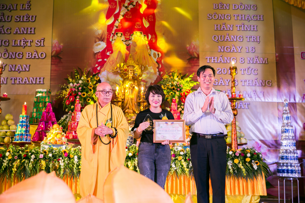 Đại diện Ngân hàng Quốc Dân nhận kỷ niệm chương trong Đại lễ cầu siêu các anh hùng liệt sĩ bên dòng Thạch Hãn, Quảng Trị tháng 8.2018