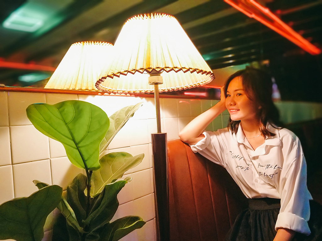 Sài Gòn không thiếu những quán café đẹp khi đêm về. Những ánh sáng ma mị hoàn toàn được lưu lại nhờ camera đo độ sâu trường ảnh của Galaxy A9, giúp nổi bật chủ thể đằng trước