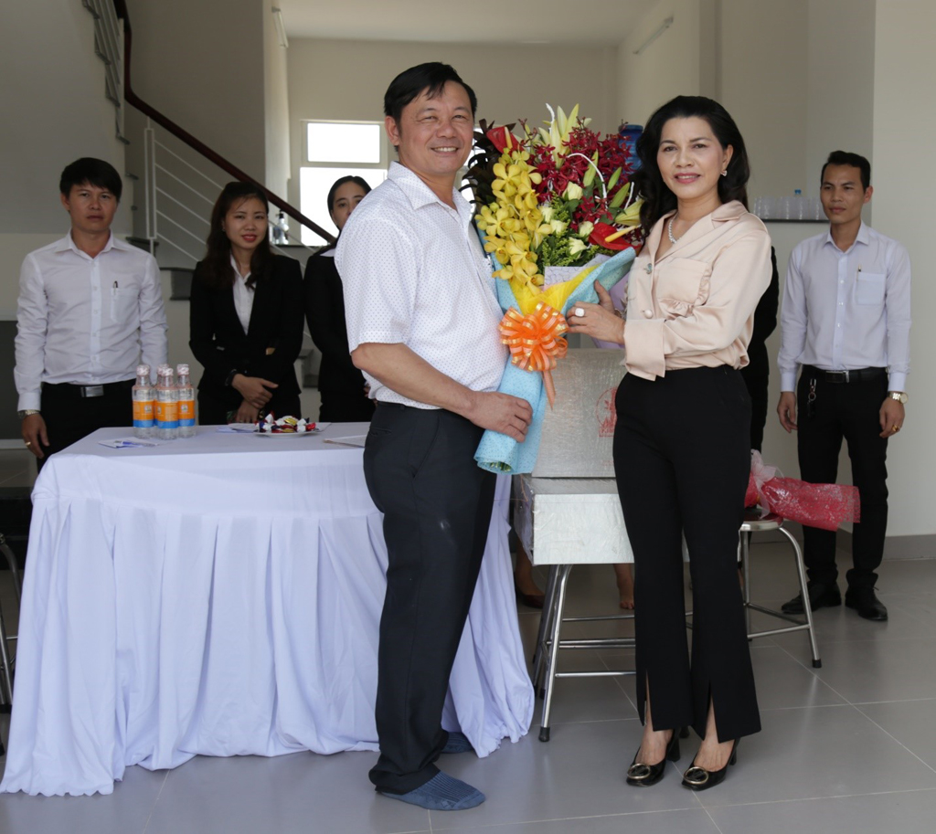 Kim Oanh Real luôn mang đến những lợi ích cao nhất cho khách hàng. Trong ảnh là lễ bàn giao nhà cho khách hàng Trần Quang Đông đã trúng giải nhất chương trình tri ân năm 2017