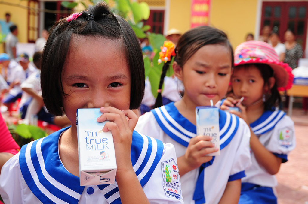 Trẻ em tại bản Thung Khạng, bản xa xôi nhất của huyện Quỳ Châu (Nghệ An) uống sữa TH SCHOOL MILK theo Chương trình Sữa học đường
