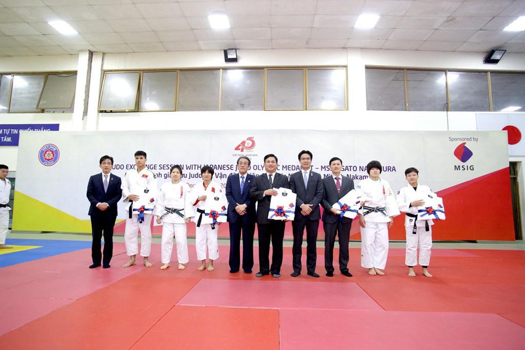 Từ trái sang: VĐV Misato Nakamura (thứ 3), ngài Kunio Umeda - Đại sứ quán Nhật Bản tại Việt Nam (thứ 5), ông Nguyễn Mạnh Hùng - Chủ tịch Liên đoàn Judo Việt Nam (thứ 6), ông Yujiro Sobajima - Tổng giám đốc MSIG Việt Nam (thứ 7), võ sư Shiho Kakizawa (thứ 9)