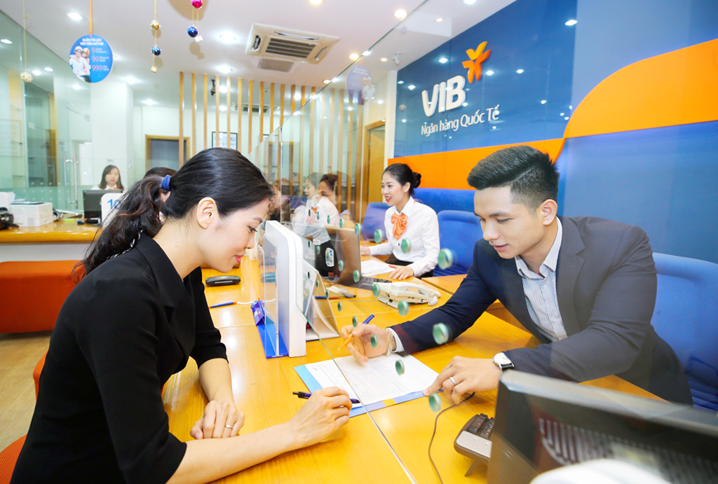 Nhân viên VIB đang tư vấn cho khách hàng tính năng và ưu đãi khi sử dụng thẻ tín dụng