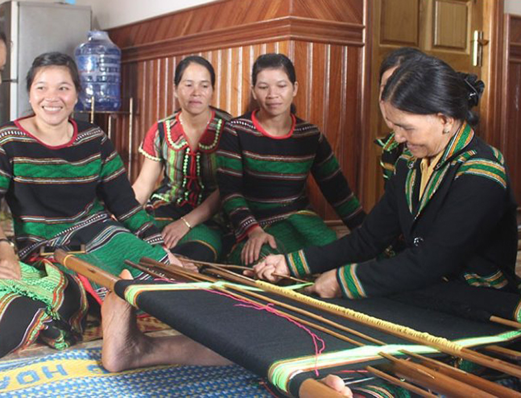 H1, H2: Nhiều nghệ nhân dệt thổ cẩm ở Đắk Nông gắn bó với nghề 