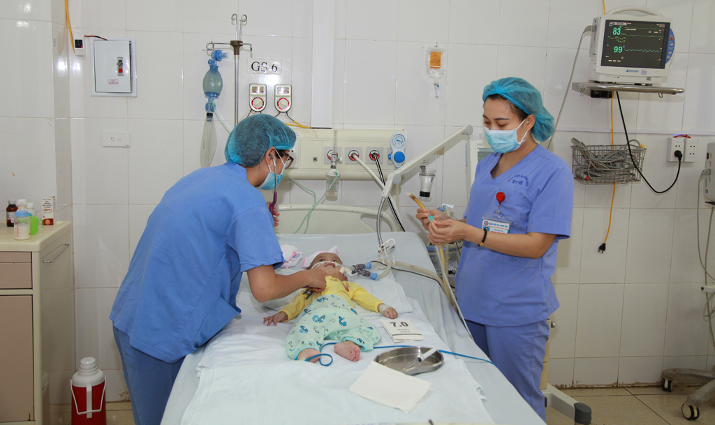 Các bác sĩ Bệnh viện Nhi Thanh Hóa thực hiện khám sàng lọc, chăm sóc trẻ sau sinh 
