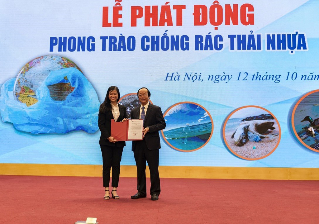 Bà Nguyễn Lệ Hằng - Phó TGĐ APH trao cam kết tới Thứ trưởng Bộ TN-MT 