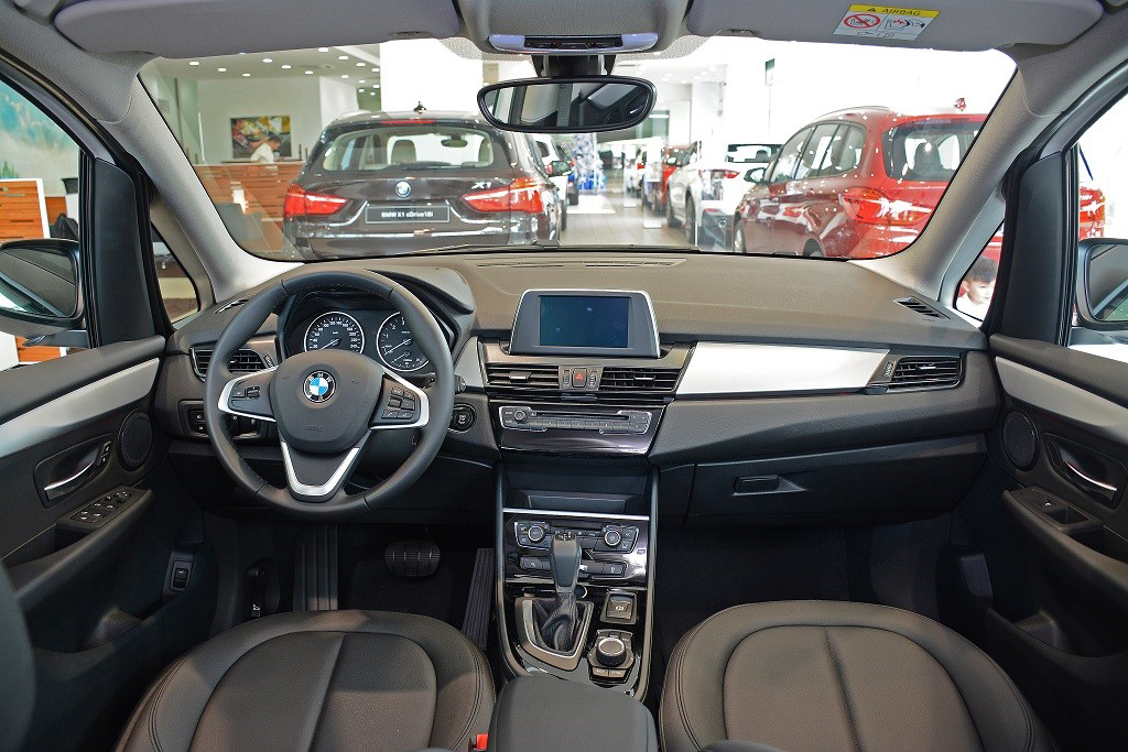 BMW 218i Gran Tourer sở hữu thiết kế nội thất hướng về người lái, nhiều tiện ích và sang trọng 