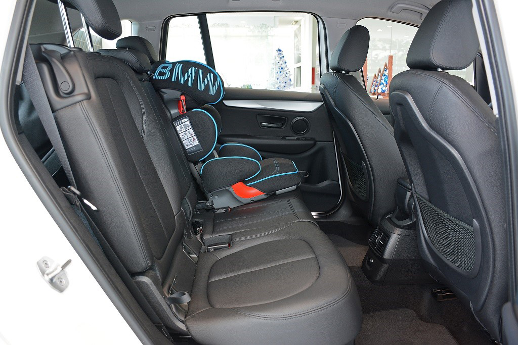 Hàng ghế thứ 2 trên BMW 218i rộng rãi và nhiều tiện ích 