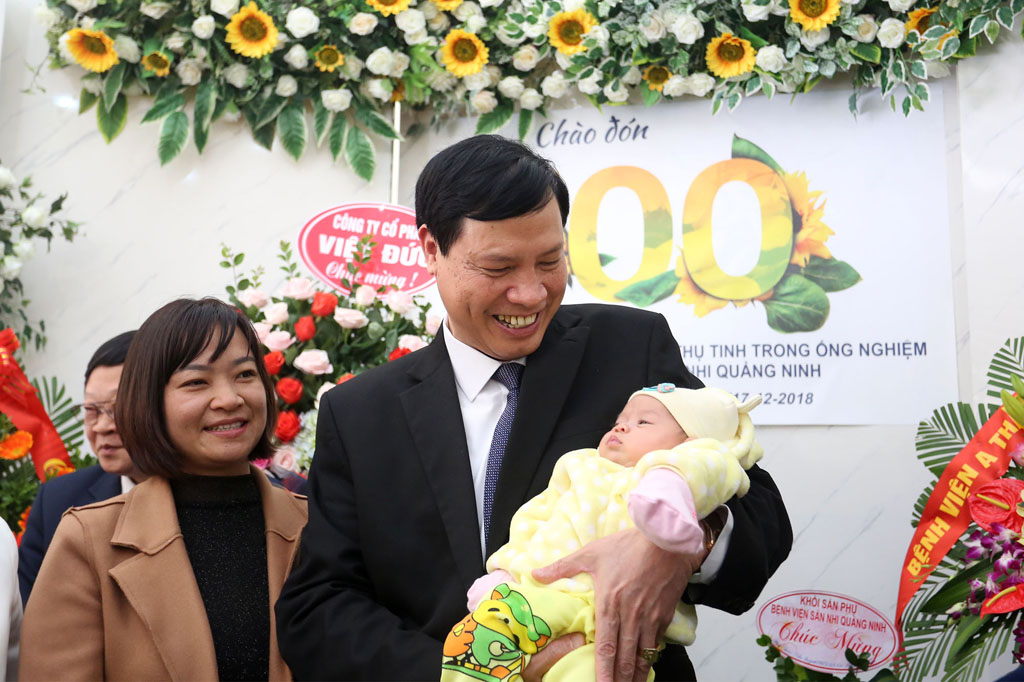 Ông Nguyễn Đức Long, Chủ tịch UBND tỉnh Quảng Ninh bế cháu bé thứ 100 được chào đời nhờ phương pháp thụ tinh trong ống nghiệm IVF