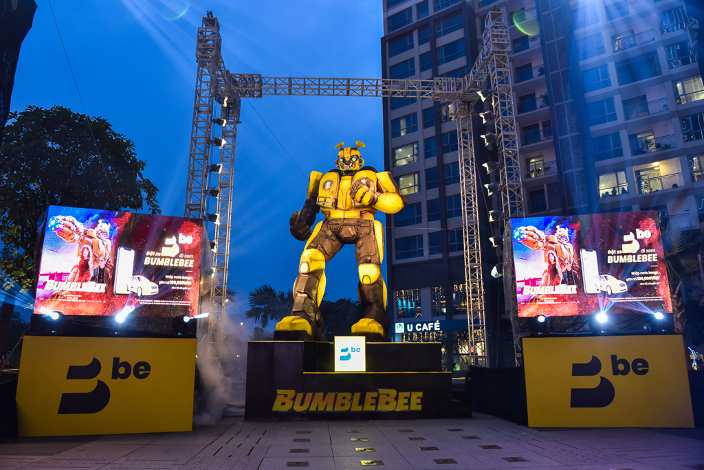 Bumblebee do “be” thực hiện chính thức là mô hình Bumblebee lớn nhất Việt Nam với chiều cao thực 8 m, ngang 4 m, được cấu thành bởi các khối mút xốp đặc cứng được đặt sản xuất riêng và kết nối bởi khung sắt chịu lực 