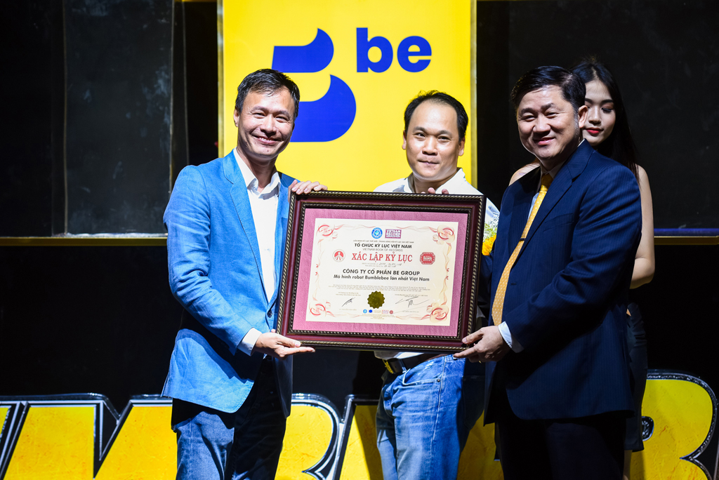 Ông Trần Thanh Hải - Tổng giám đốc BE GROUP (bìa trái) nhận bằng Xác lập lỷ lục 