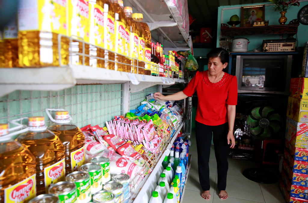 Chị Lan Đài và cửa hàng tạp hóa do Quỹ Vì Người nghèo huyện Bình Chánh hỗ trợ vốn