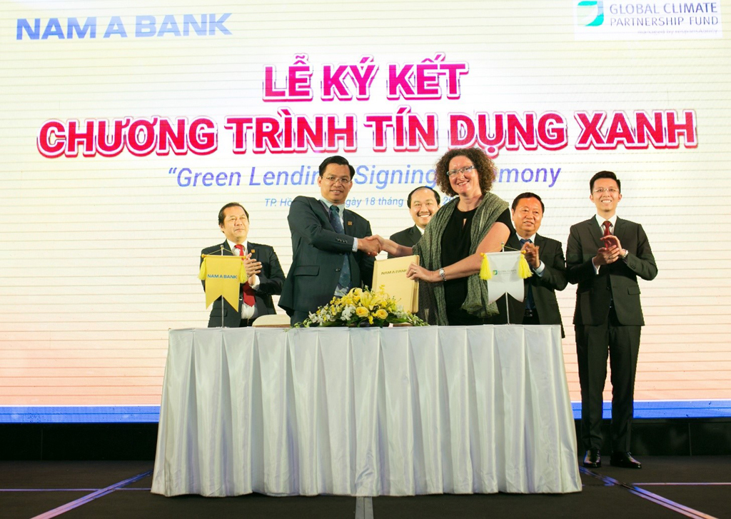 Ông Trần Ngọc Tâm - Tổng giám đốc Nam A Bank và bà Maud Savary Mornet - Giám đốc GCPF Khu vực châu Á - Thái Bình Dương cùng ký kết hợp tác triển khai chương trình Tín dụng xanh