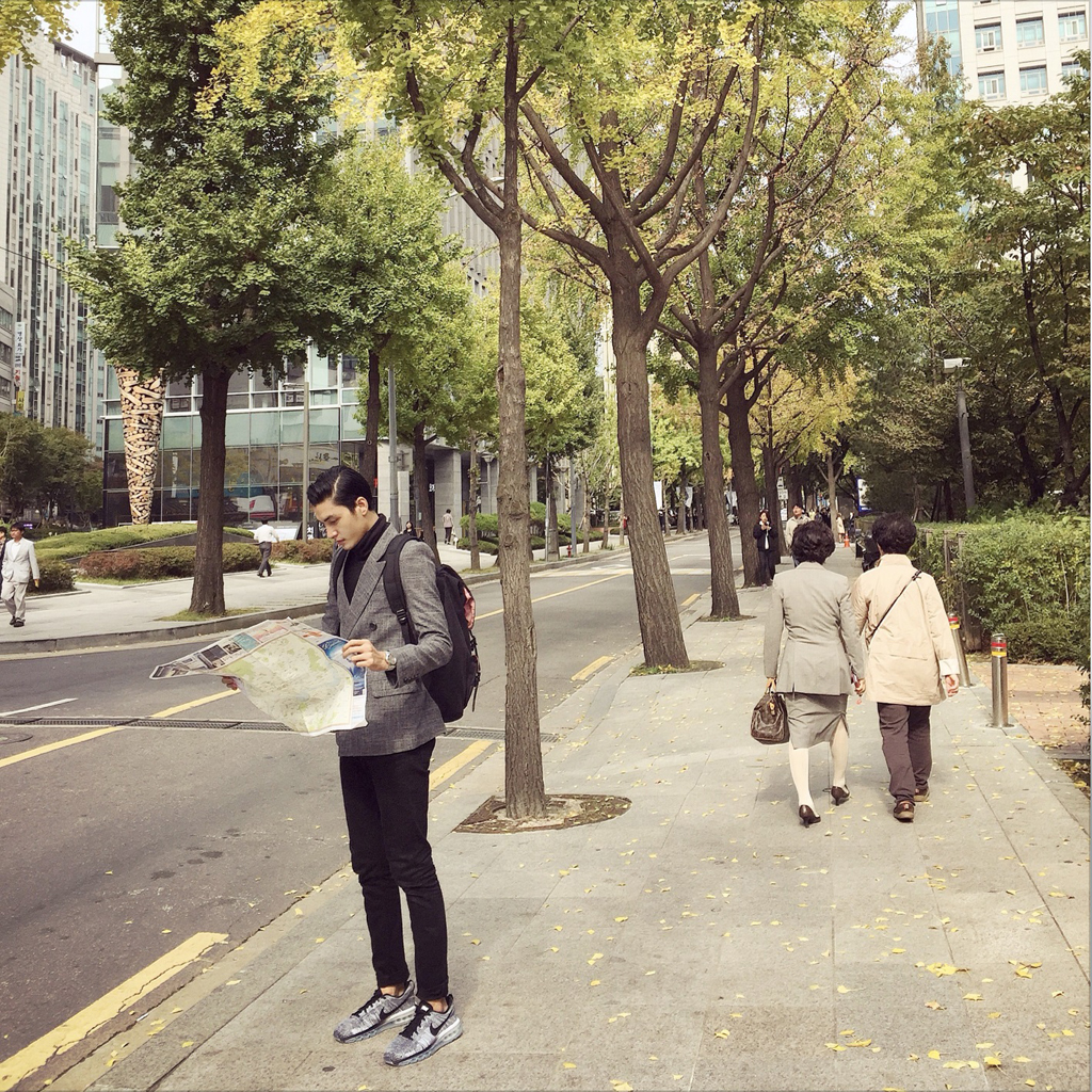 “Đó là những ngày mùa thu se lạnh nhưng Seoul cũng vừa kịp nắng đẹp, mình mặc chiếc măng tô dài đi dạo loanh quanh khắp phố phường”