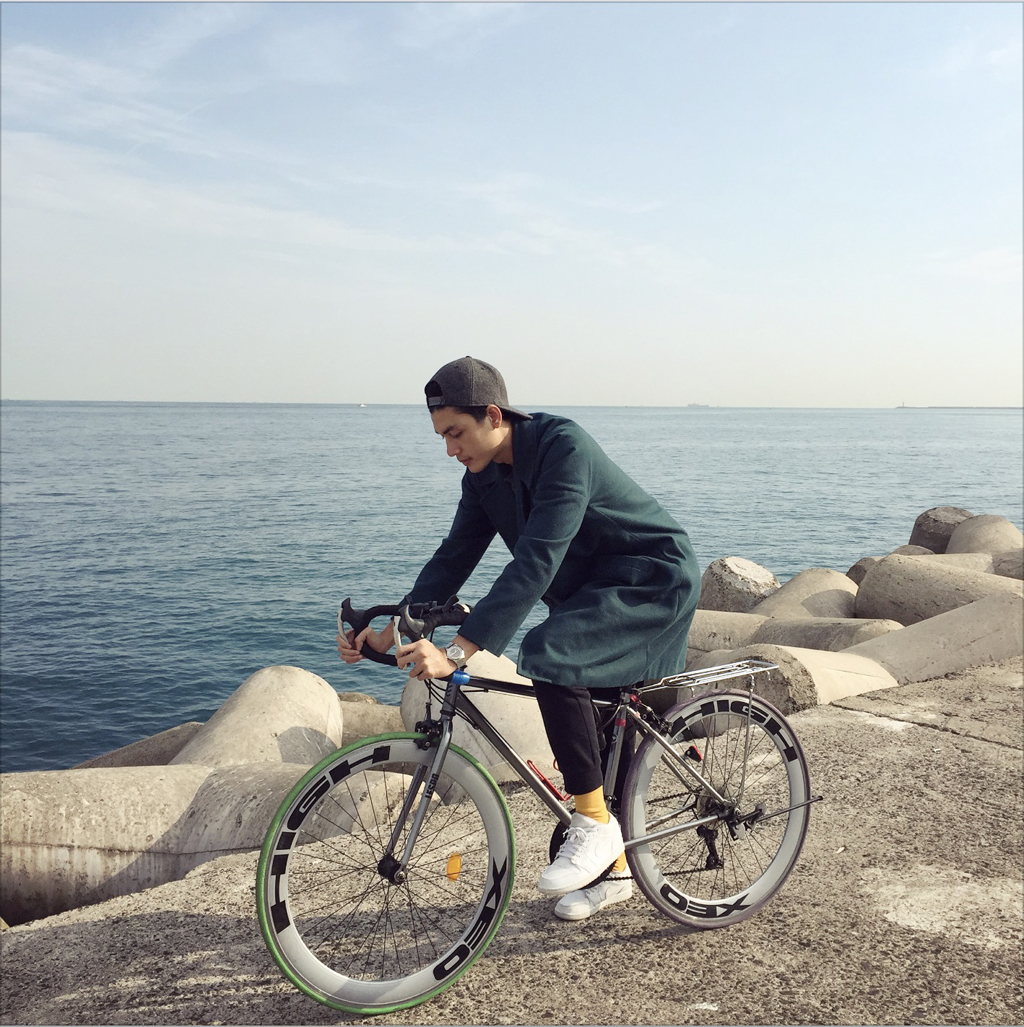 “Những ngày ở trên đảo Jeju, được đạp xe đi dạo trên con đường sát bờ biển vào lúc hoàng hôn đối với mình là một khoảnh khắc yên bình đến lạ”