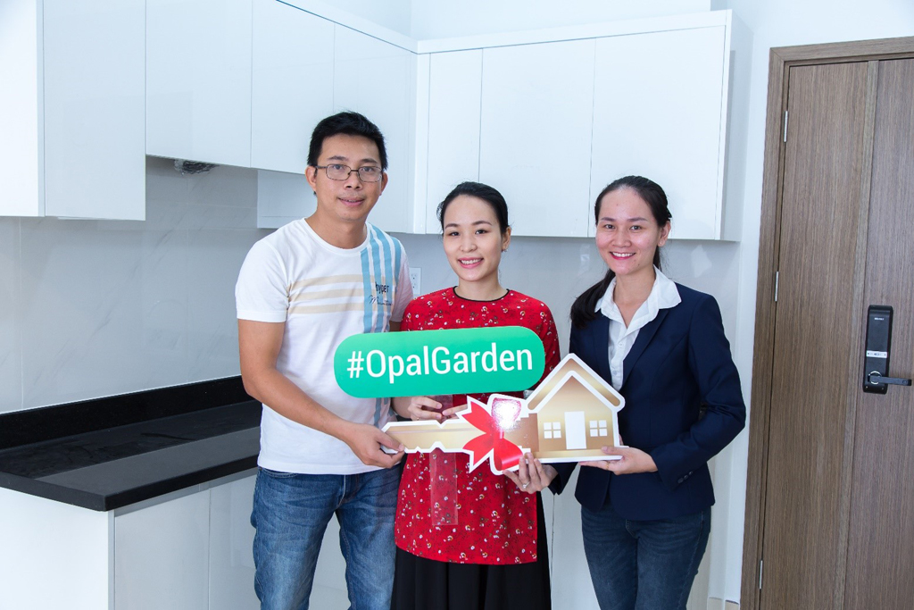Khách hàng Nguyễn Bắc Hải, căn hộ D03.01 trong buổi nhận bàn giao căn hộ tại dự án Opal Garden 
