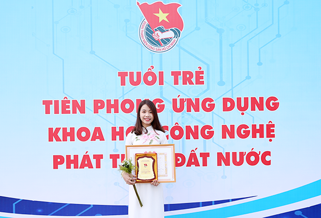 Đoàn Thị Thu Hà nhận Bằng khen Nữ sinh Tiêu biểu Toàn quốc trong Khoa học Công nghệ năm 2018 tại Bảo tàng Hồ Chí Minh