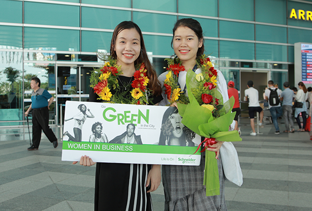 Sinh viên Đoàn Thị Thu Hà (bên trái) và Nguyễn Thị Thanh nhận giải Women in Business Award tại Atlanta, Mỹ