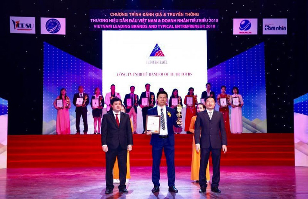 Ông Nguyễn Quang Thắng - Giám đốcCông ty TNHH lữ hành Quốc tế Tichtour nhận giải thưởng
