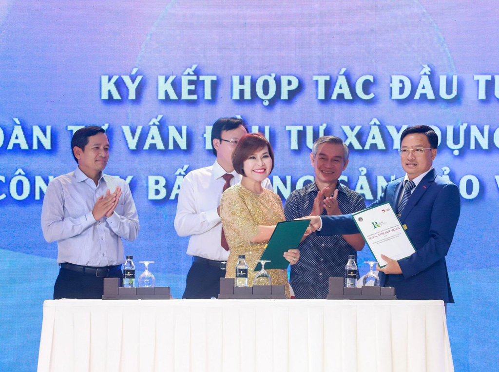 Bà Thùy trong sự kiện ký kết hợp tác giữa Công ty Đảo Vàng và Tập đoàn Tư vấn Đầu tư Xây dựng Kiên Giang
