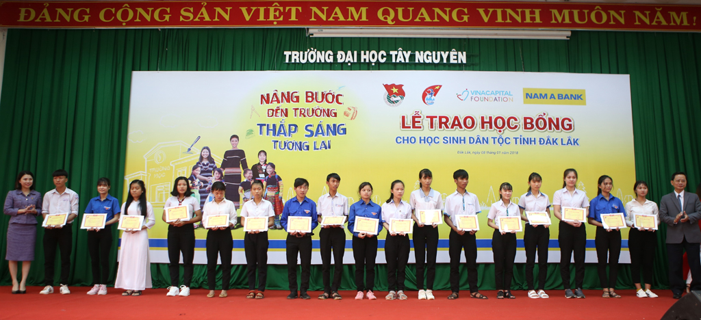Bà Nguyễn Thị Thanh Đào - Giám đốc Nam A Bank Khu vực miền Trung và Tây nguyên (ngoài cùng bên trái) trao học bổng cho các em