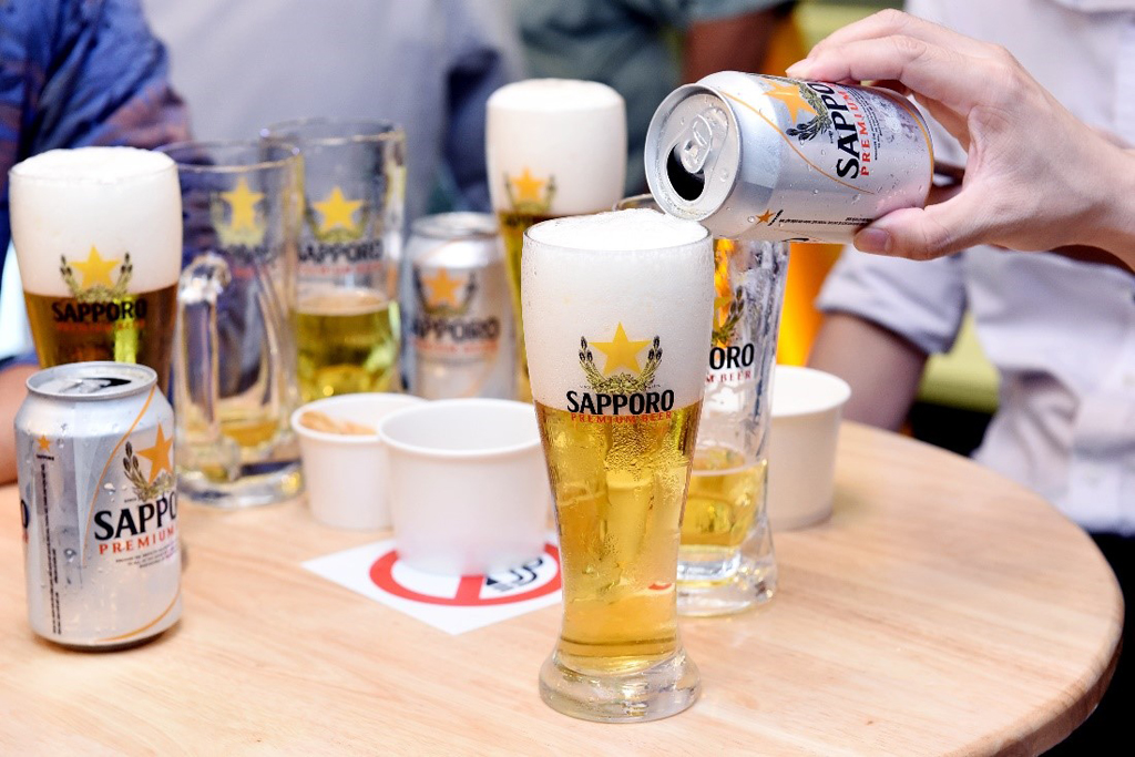3 bước rót bia chuẩn Sapporo mang lại ly bia với lớp bọt chuẩn và vị êm đằm tuyệt hảo gần giống bia tươi
