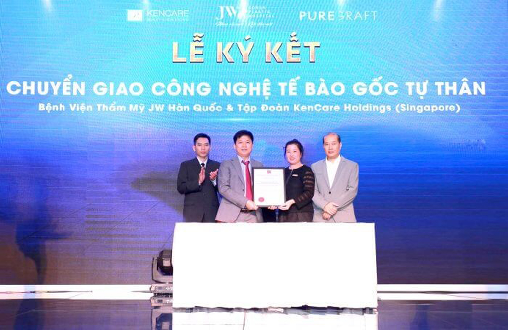 PGS-BS Phan Toàn Thắng đã ký kết và trao bảng chứng nhận chuyển giao độc quyền công nghệ tế bào gốc tự thân cho TS-BS Nguyễn Phan Tú Dung - Giám đốc Bệnh viện Thẩm Mỹ JW Hàn Quốc