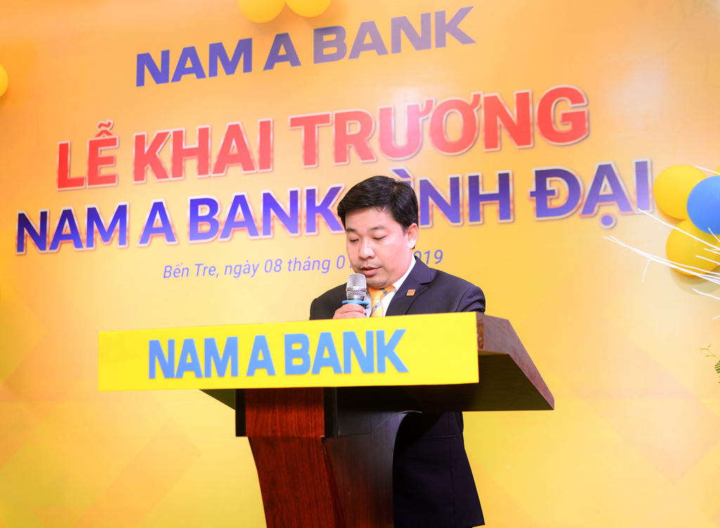 Ông Phan Nhu Nhượng - Giám đốc Nam A Bank Bình Đại phát biểu tại lễ khai trương