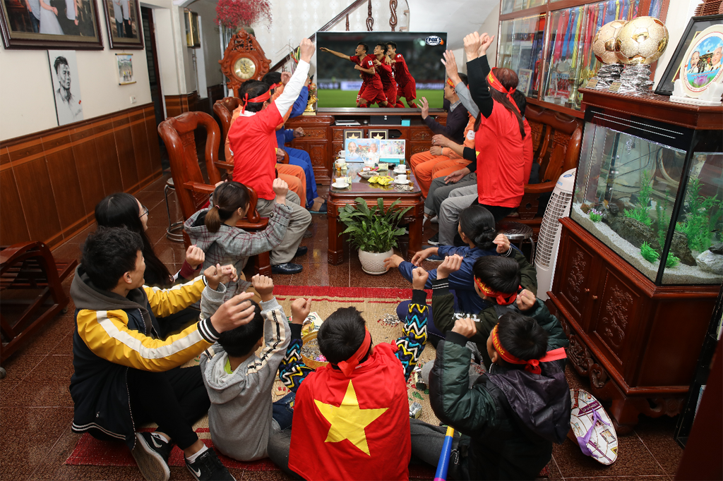 Gia đình Quang Hải luôn theo dõi con trai thi đấu qua sóng truyền hình