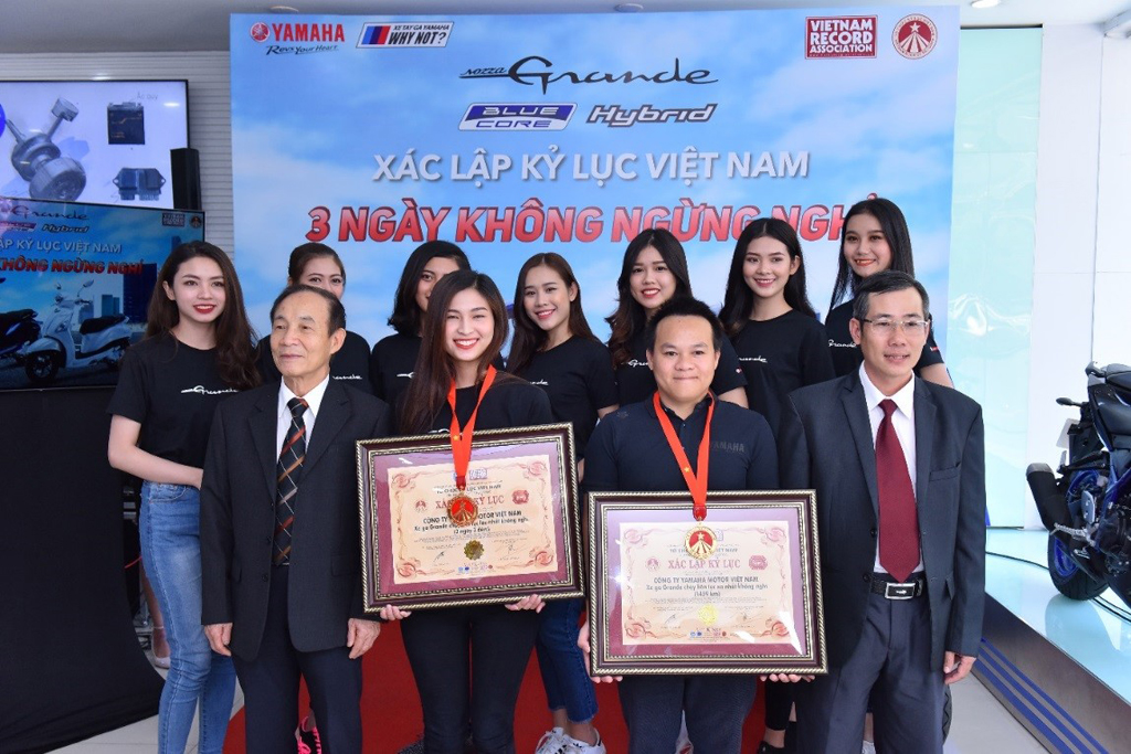 Đại diện Yamaha Motor Việt Nam nhận chứng nhận và kỷ niệm chương từ Tổ chức Kỷ lục Việt Nam