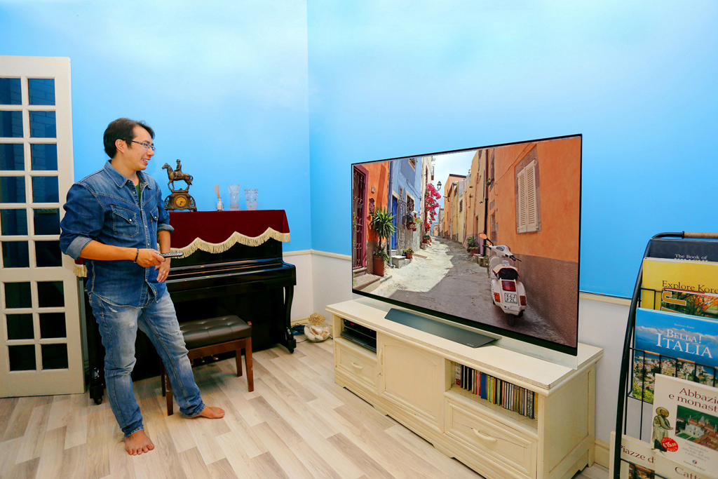 Chiếc TV LG OLED nằm ở vị trí “đắc địa”trong phòng khách nhà Anh Ngọc