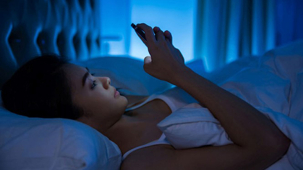 Thói quen sử dụng điện thoại trước khi đi ngủ là vô cùng nguy hiểm