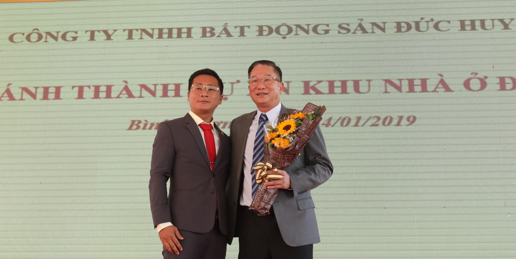 Giám đốc Công ty BĐS Đức Huy tặng hoa lưu niệm cho ông Nguyễn Bá Thuyền - nguyên Đại biểu Quốc hội khóa 13 đã đến tham dự và phát biểu trong buổi lễ