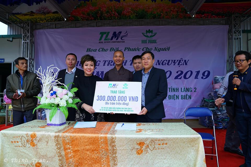 Phượng hoàng BĐS Nguyễn Thị Thanh Tú (thứ 3 từ trái qua) trao tặng 300 triệu đồng hỗ trợ xây dựng điểm trường Páo Tỉnh Làng 2