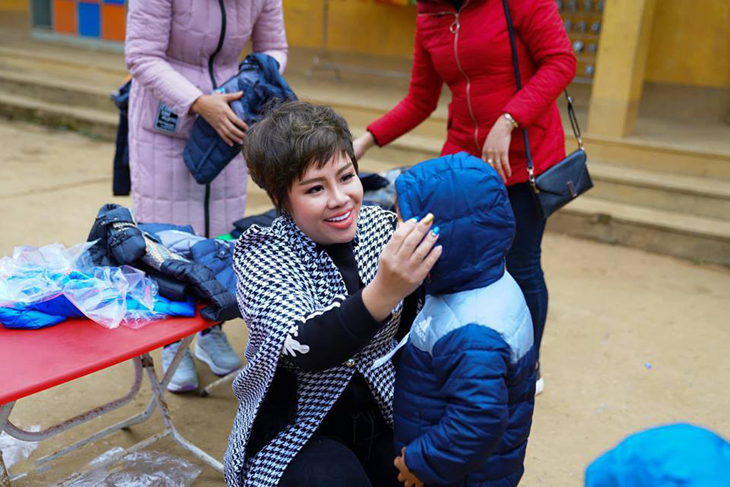 800 áo ấm, 500 bộ chăn màn và hàng ngàn dụng cụ học tập được bà Thanh Tú trao tận tay các em học sinh nghèo