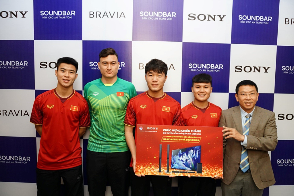 Đại diện Sony Việt Nam tặng quà cho các tuyển thủ 