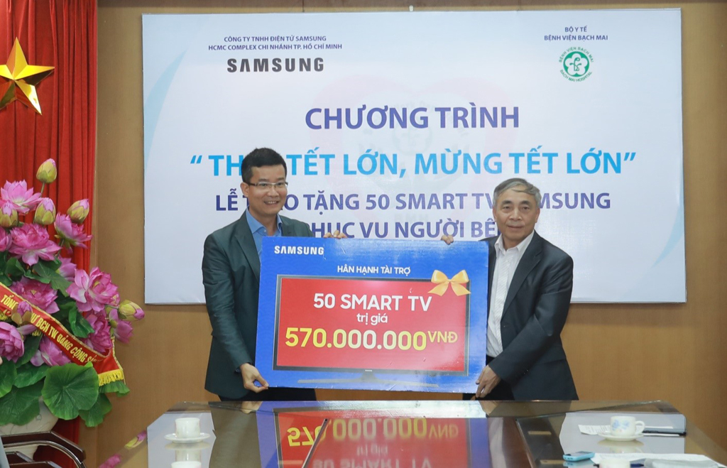 Đại diện Bệnh viện Bạch Mai nhận 50 chiếc TV từ Công ty Điện tử Samsung Vina 