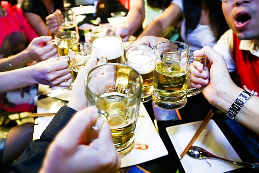Hãy hạn chế tối đa bia rượu để không bị mệt mỏi, nóng trong người cho ngày tết luôn tươi tắn