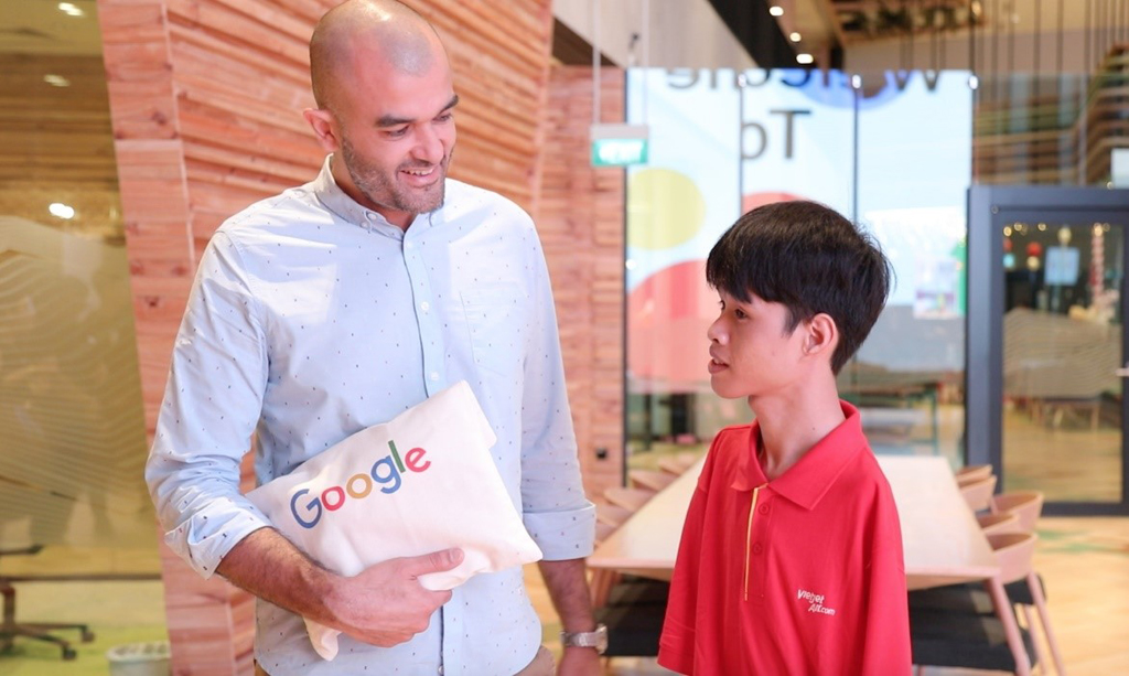 Mr Nitin - Giám đốc khu vực giới thiệu Hạnh tham quan Google