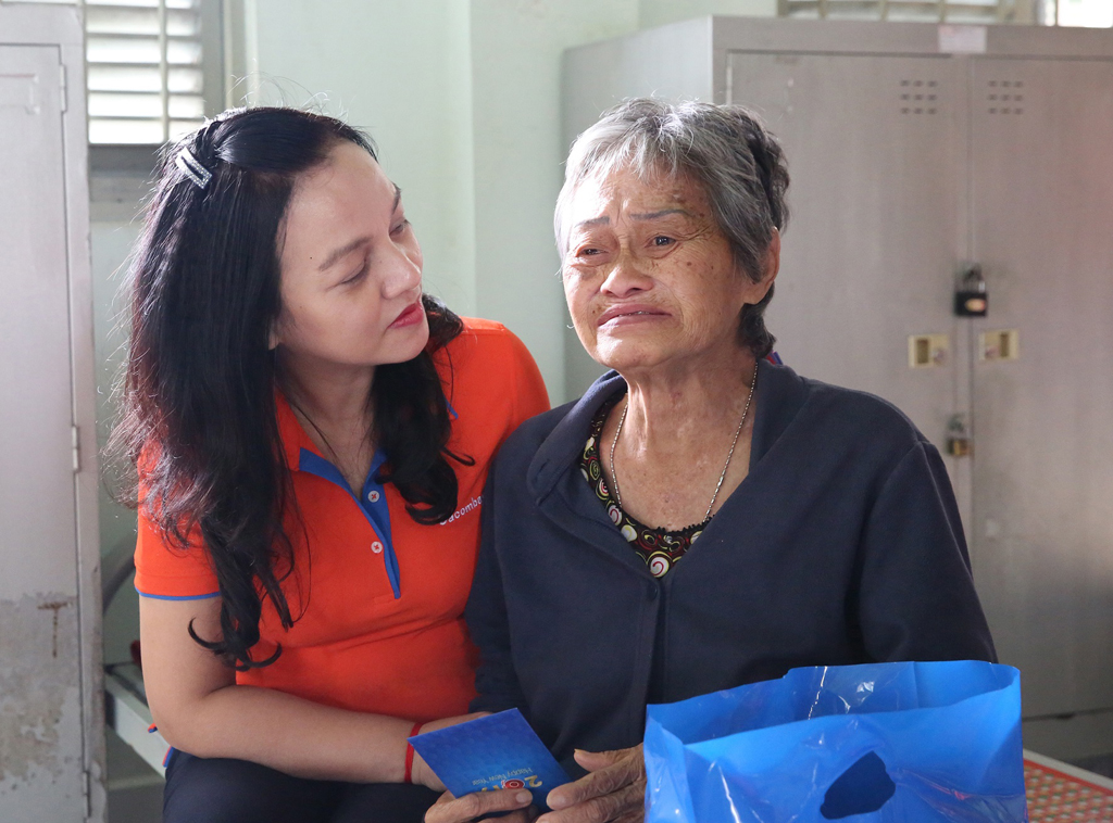 Bà Nguyễn Đức Thạch Diễm - Thành viên HĐQT kiêm Tổng giám đốc Sacombank thăm hỏi cụ già tại trung tâm bảo trợ Chánh Phú Hòa
