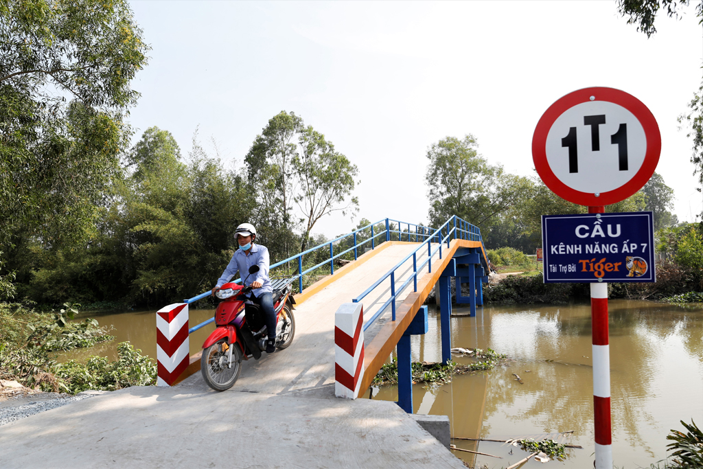 Với tổng chiều dài 30 m, cây cầu giúp việc giao thông hằng ngày của người dân tại 3 xã Tam Hiệp, Tân Lý Đông (huyện Châu Thành) và Tân Lập 1 (huyện Tân Phước) được thuận lợi hơn