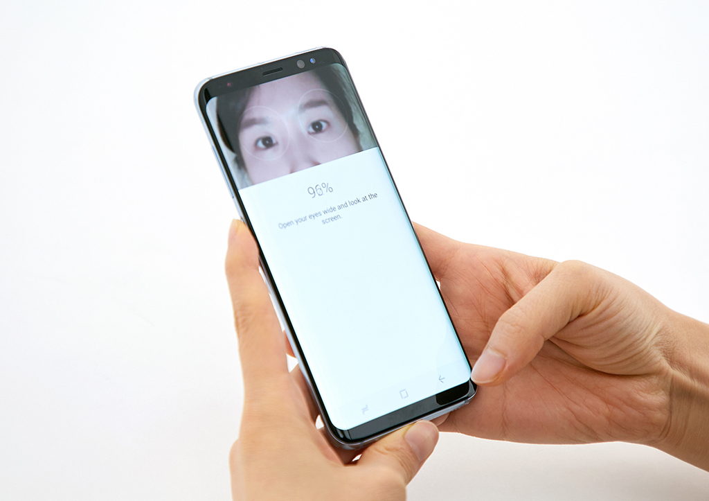 Bảo mật mống mắt trên Galaxy S8 được nhận định là an ninh hơn cả máy quét của FBI