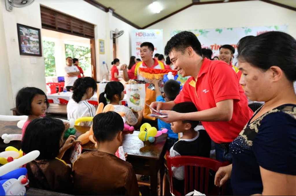 Tham gia chuyến thăm làng S.O.S Huế, Giám đốc Văn phòng Miền Trung Vietjet - ông Trần Hoàng Linh đã lì xì các bạn nhỏ tại làng, chúc các bạn nhỏ một năm mới nhiều niềm vui, sức khỏe, chăm ngoan, nghe lời các mẹ, các dì để trở thành những công dân có ích cho xã hội