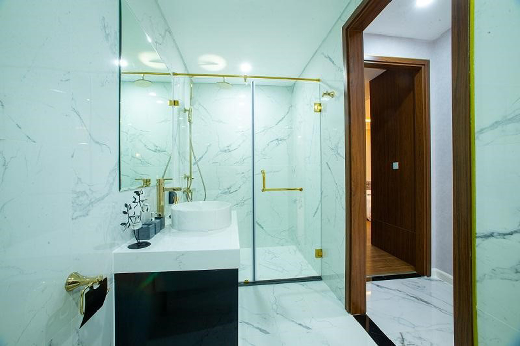 Phòng tắm sang trọng được ốp Maple trong các căn hộ của Sunshine City Sài Gòn