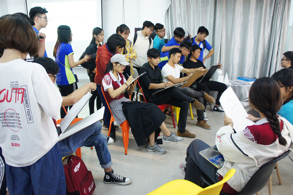 Các em học sinh THPT Nguyễn Du tham quan mội trường học tập và trải nghiệm ngành Mỹ thuật công nghiệp với lớp ký họa của các anh chị khóa trước tại HIU cuối tuần qua