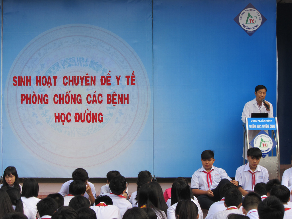 TS-BS Nguyễn Nam Hà nói chuyện chuyên đề y tế phòng chống các bệnh học đường tại Trường THCS Trường Chinh, Q.Tân Bình, TP.HCM 