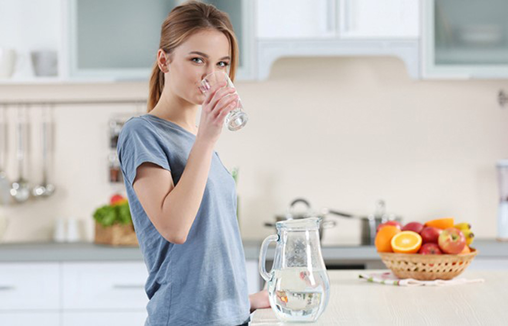 Uống đủ nước giúp bạn sở hữu làn da mịn đẹp, và đôi môi căng mọng nước