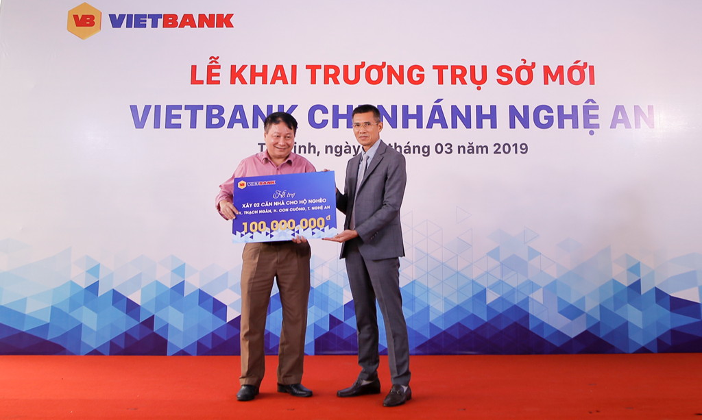 Ông Nguyễn Thanh Nhung - Tổng giám đốc Vietbank trao tặng số tiền tài trợ xây dựng 2 căn nhà cho người nghèo ở xã Thạch Ngàn, huyện Con Cuông 