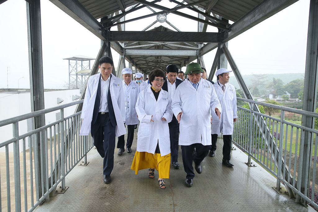 Thủ tướng Chính phủ Nguyễn Xuân Phúc thăm trang trại bò sữa TH - mô hình mà Thủ tướng đánh giá là điển hình cho nông nghiệp công nghệ 4.0