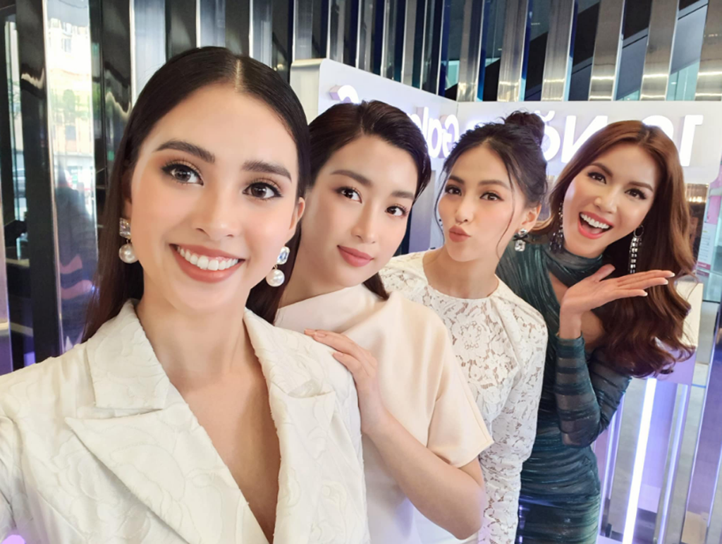 Nói không ngoa thì đây chính là một trong những bức ảnh selfie đẹp nhất Việt Nam bởi vì nhân vật chính trong ảnh không chỉ một, mà có đến bốn nàng Hoa hậu vô cùng xinh đẹp: Minh Tú, Tiểu Vy, Đỗ Mỹ Linh và Phương Khánh